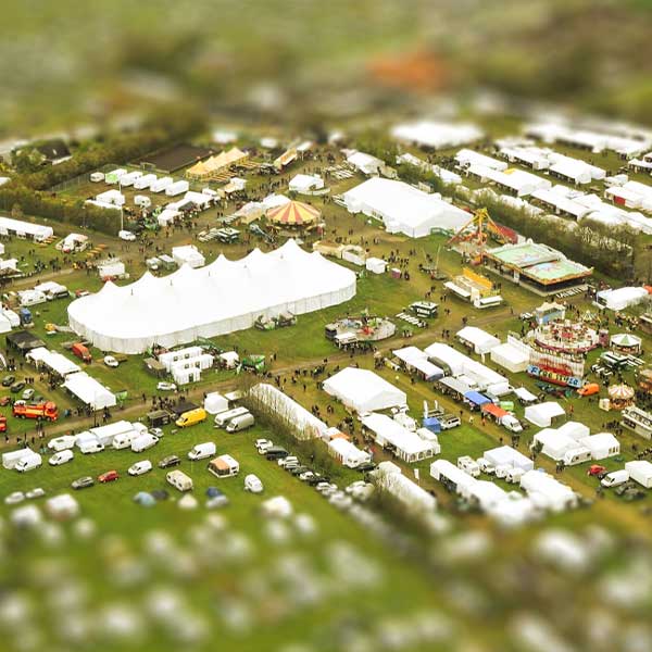 Luftfoto af DØLLE med Markedstelt, Tivoliland og Festtelt